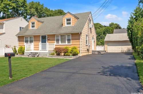 12 Homecrest Ave, Huntington Station NY  11746-3724 exterior