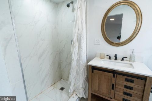 1318 6 St, Philadelphia PA 19147-5833 exterior