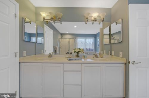 5 Cobblestone Ct, Columbus NJ 08022-1969 exterior