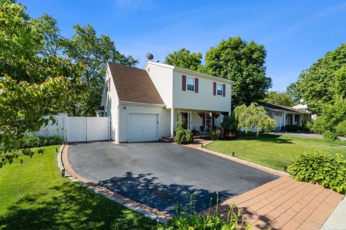 7 Cherry St, Central Islip NY  11722-4105 exterior