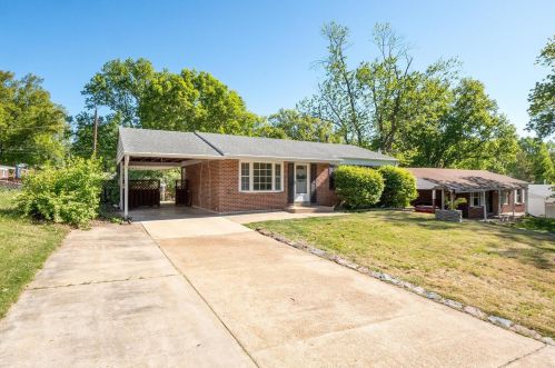 1705 Bradshaw Dr, Saint Louis, MO 63136-2422