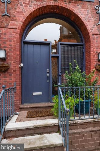 317 18th St, Philadelphia PA  19103-1239 exterior