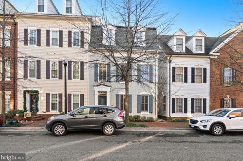 720 Bracey Ln, Alexandria VA  22314-6245 exterior