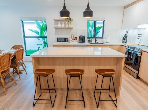 673 97 Ave, Naples FL 34108-2280 exterior