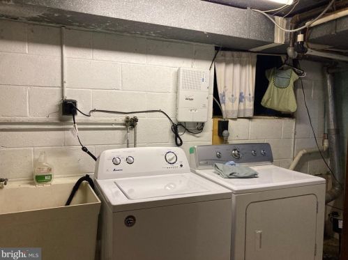 1172 Laurel Ln, Huntingdon Valley PA 19006-3216 exterior