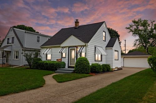 2808 85th St, Milwaukee, WI 53222-4716