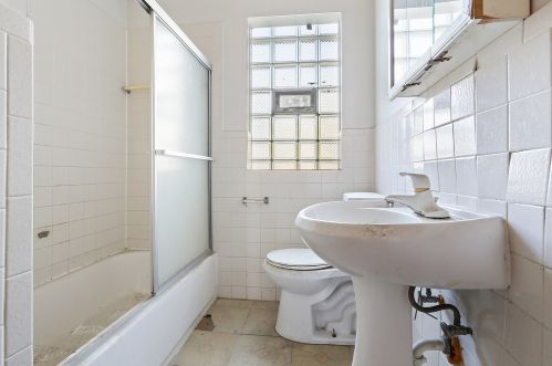 10100 Bensley Ave, Chicago IL 60617-6129 exterior