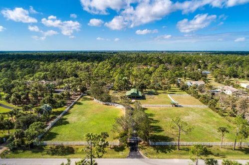 385 7 St, Naples FL 34117-2138 exterior