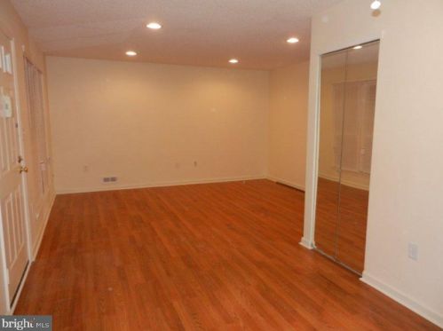 71 Oneill Ct, Trenton NJ 08648-2651 exterior