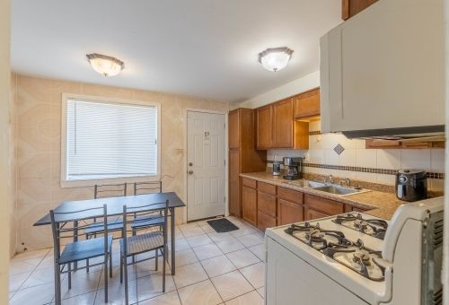 7500 Kenwood Ave, Chicago IL  60619-1473 exterior