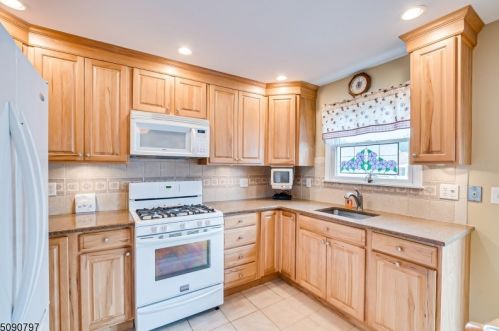 57 Francis St, Iselin NJ 08830-1121 exterior