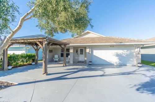 523 107 Ave, Naples FL 34108-1854 exterior