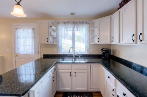 9 Quaker Rd, Worcester MA 01602-2298 exterior