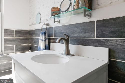 10 Locust St, Lancaster PA  17602-3608 exterior