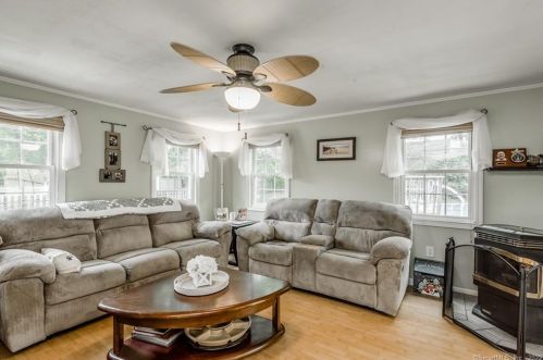 13 Tanglewood Ave, Enfield CT 06082-2621 exterior