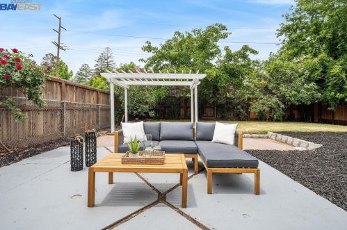 1143 Carey Dr, Concord CA 94520-4337 exterior