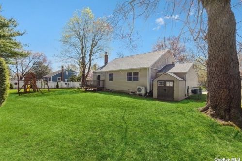 16 Dovecote Ln, Commack NY 11725-2707 exterior