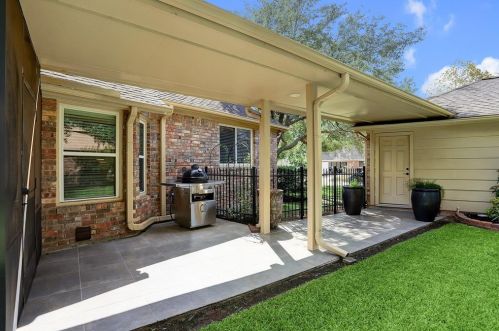 33110 Whitley Ct, Fulshear TX 77441-4301 exterior