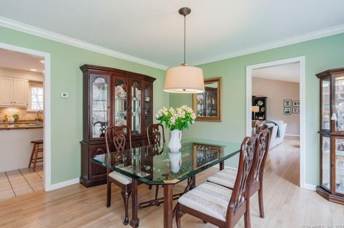 32 Crosswood Rd, Farmington CT 06032-1067 exterior