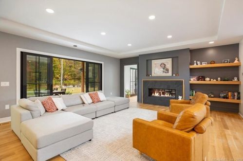 232 Bayberry Ln, Westport CT 06880-4033 exterior