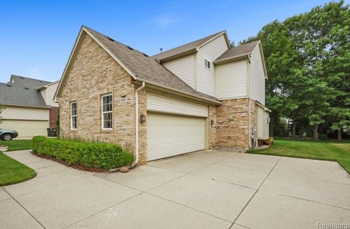 2817 Long Meadow Ln, Rochester, MI 48307-5931