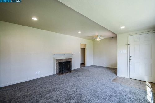 1381 Rosemary Ln, Concord CA 94518-3727 exterior