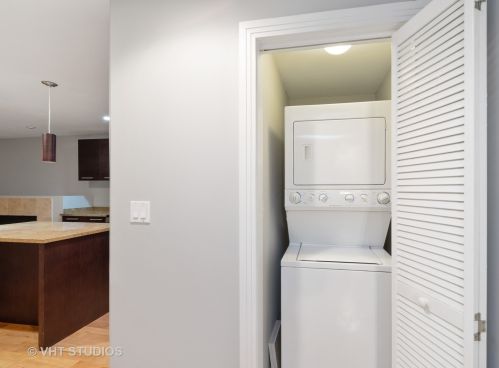 809 Bradley Pl, Chicago IL 60613-3949 exterior