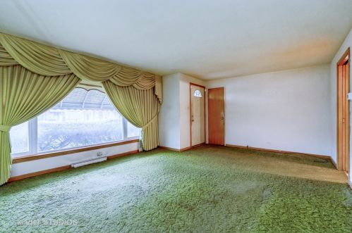 9047 Crandon Ave, Chicago, IL 60617-3808