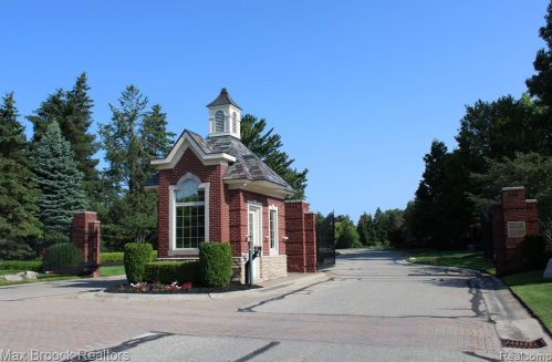 3586 Walnut Brk Dr, Rochester MI 48309-4065 exterior