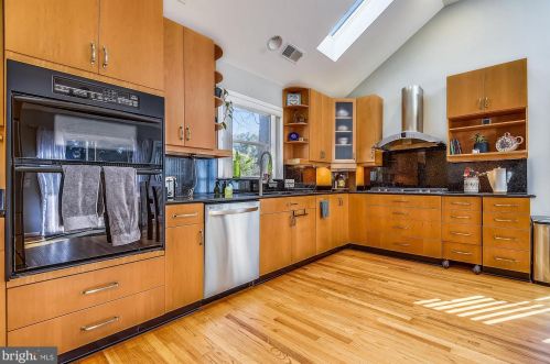 9104 Fls Chapel Way, Rockville MD 20854-2455 exterior