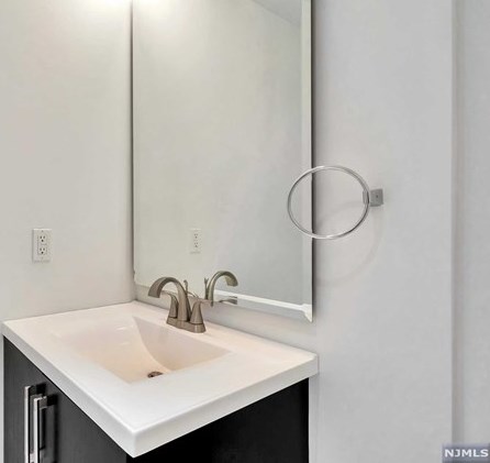 100 Thompson Ln, Edgewater NJ 07020-1024 exterior