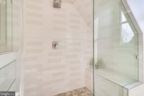 6636 Hampton View Pl, Mc Lean VA 22101-6003 exterior