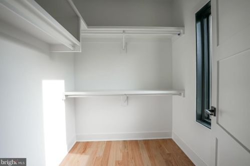 1422 Mayflower Dr, Mc Lean VA 22101-5615 exterior