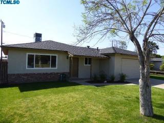 819 Latimer St, Tulare, CA 93274-6128
