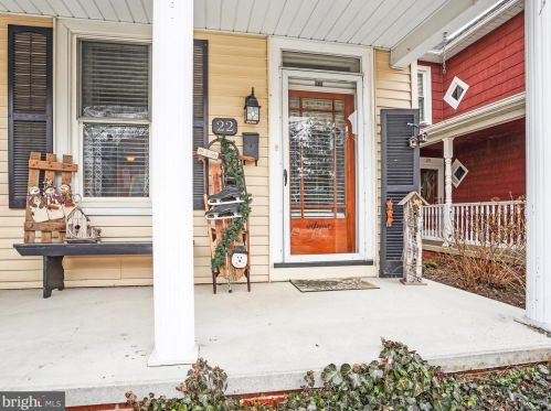 22 Hanover St, Hanover, PA 17331-3208