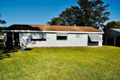 2037 Hideaway Cir, Fort Pierce FL 34952-4801 exterior