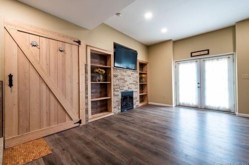 334 Maple Ave, Uncasville CT 06382-2018 exterior