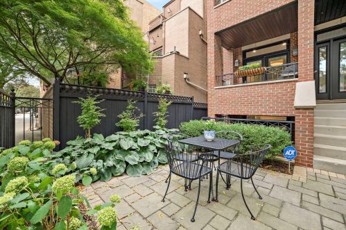 1823 Sheffield Ave, Chicago IL 60614-5026 exterior