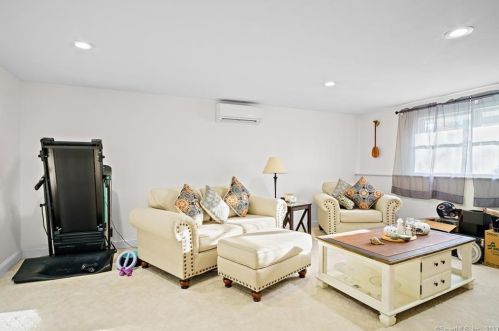 39 Tra Mart Dr, Uncasville CT  06382-1115 exterior