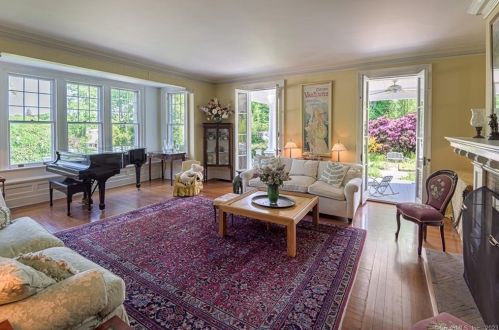 212 Main St, Ridgefield CT 06877-4922 exterior