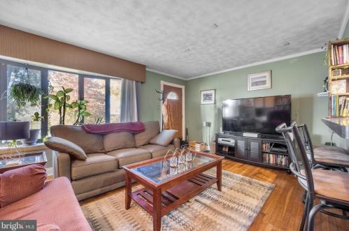 8535 Bustleton Ave, Philadelphia, PA 19152-1203