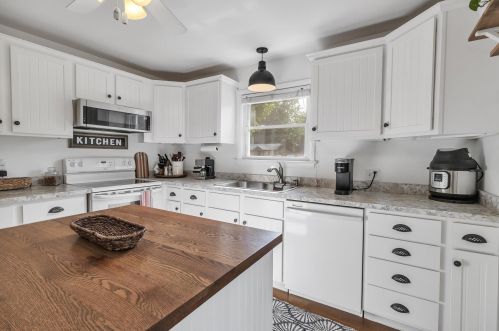 8125 Lk Wood Dr, Kalamazoo MI 49002-4338 exterior