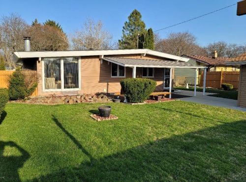 5829 Honey Crk Dr, Milwaukee WI 53221-4017 exterior