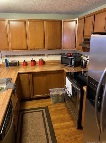 98 Greenwood St, New Britain CT 06051-3326 exterior