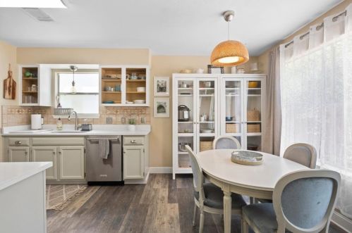 8600 Bisbee Ct, Austin TX 78745-8060 exterior