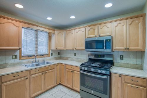 47 Laurel St, Springfield MA 01106-1150 exterior