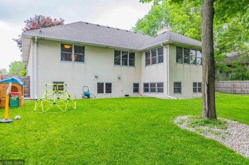 2224 Ariel St, Saint Paul MN 55109-2852 exterior