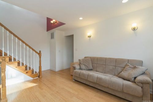 5 Sunset Dr, Armonk NY 10504-2040 exterior