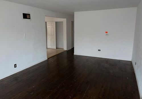 9035 Oglesby Ave, Chicago IL  60617-3853 exterior