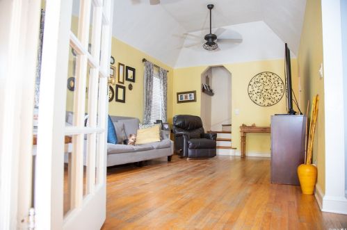 66 Garden St, Valley Stream, NY 11581-2908